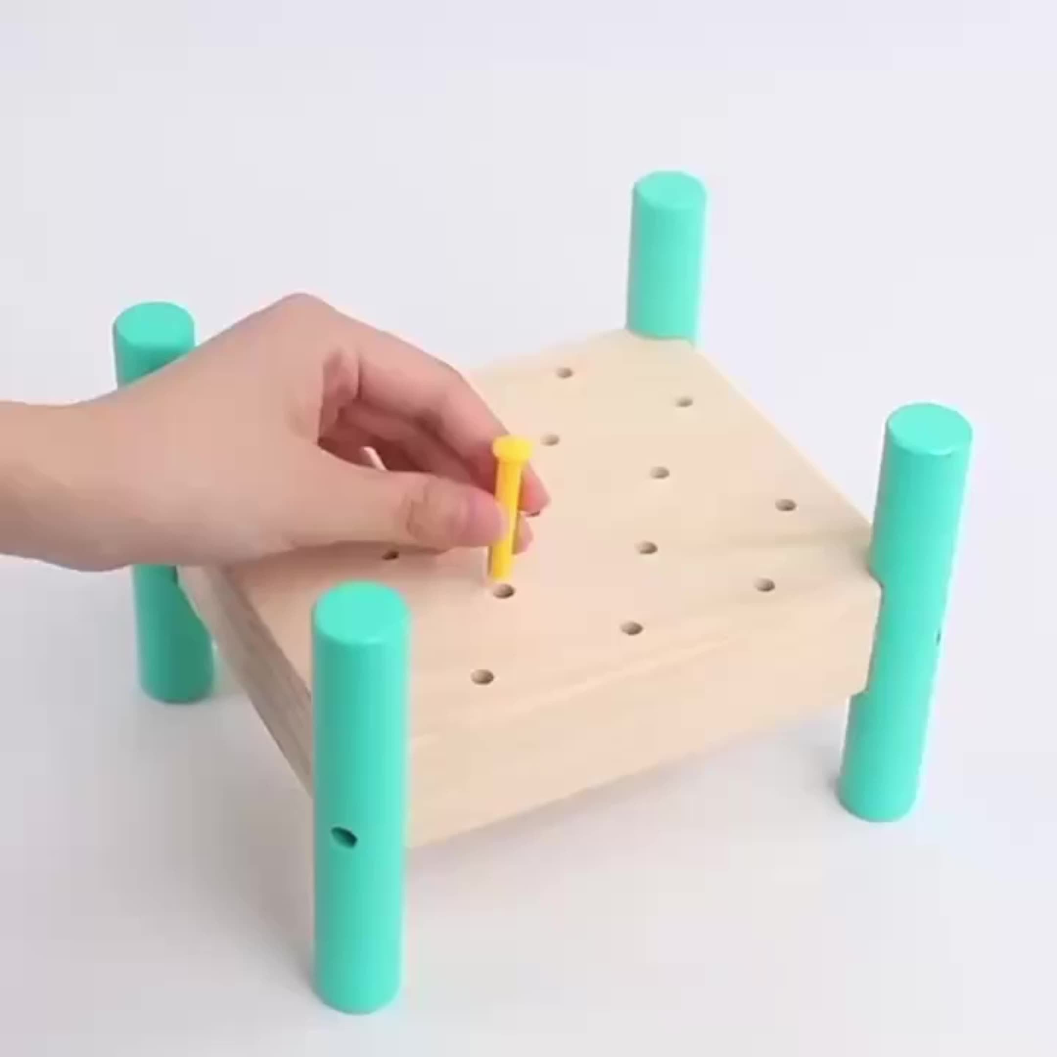 Jeu de Taper et Retirer les Chevilles en Bois pour Enfants 3 Ans et Plus - Jeu de Construction Interactif pour le Développement de la Motricité Fine et la Reconnaissance des Couleurs
