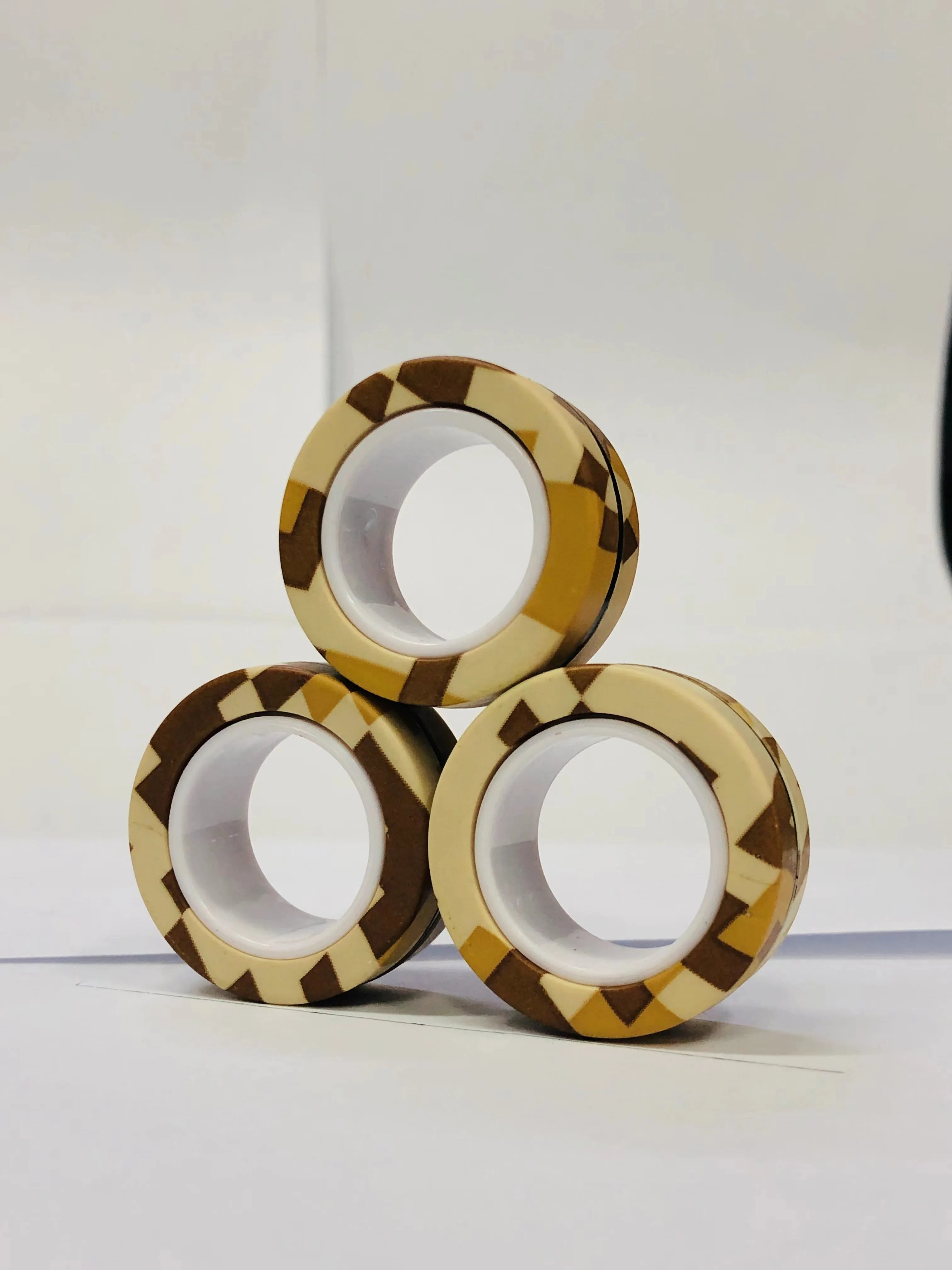 Anneaux magnétiques pour les doigts | Ensemble coloré de jouets fidget magnétiques pour enfants et adultes, anti-stress et soulagement de l’anxiété King of Toys