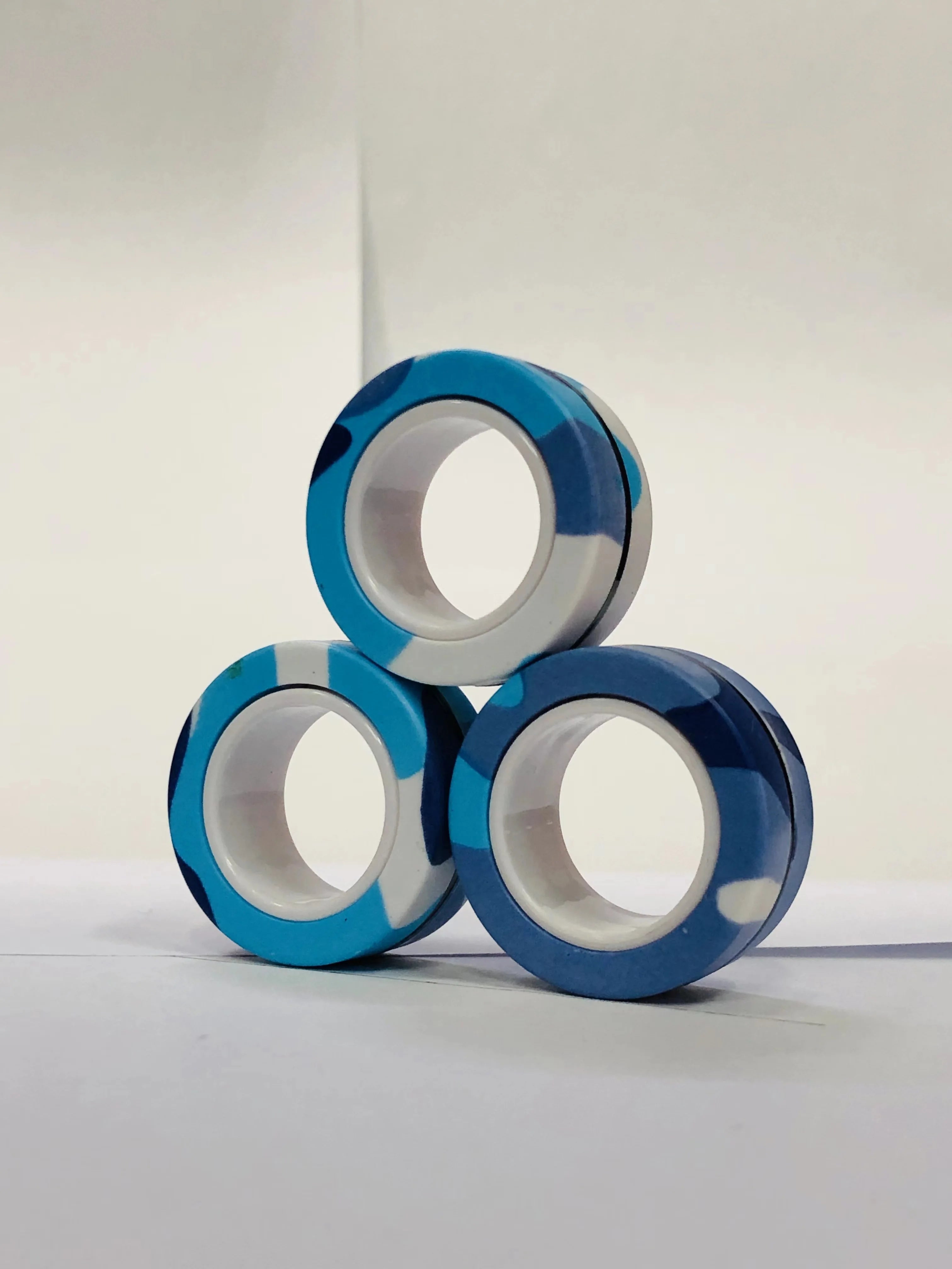 Anneaux magnétiques pour les doigts | Ensemble coloré de jouets fidget magnétiques pour enfants et adultes, anti-stress et soulagement de l’anxiété King of Toys