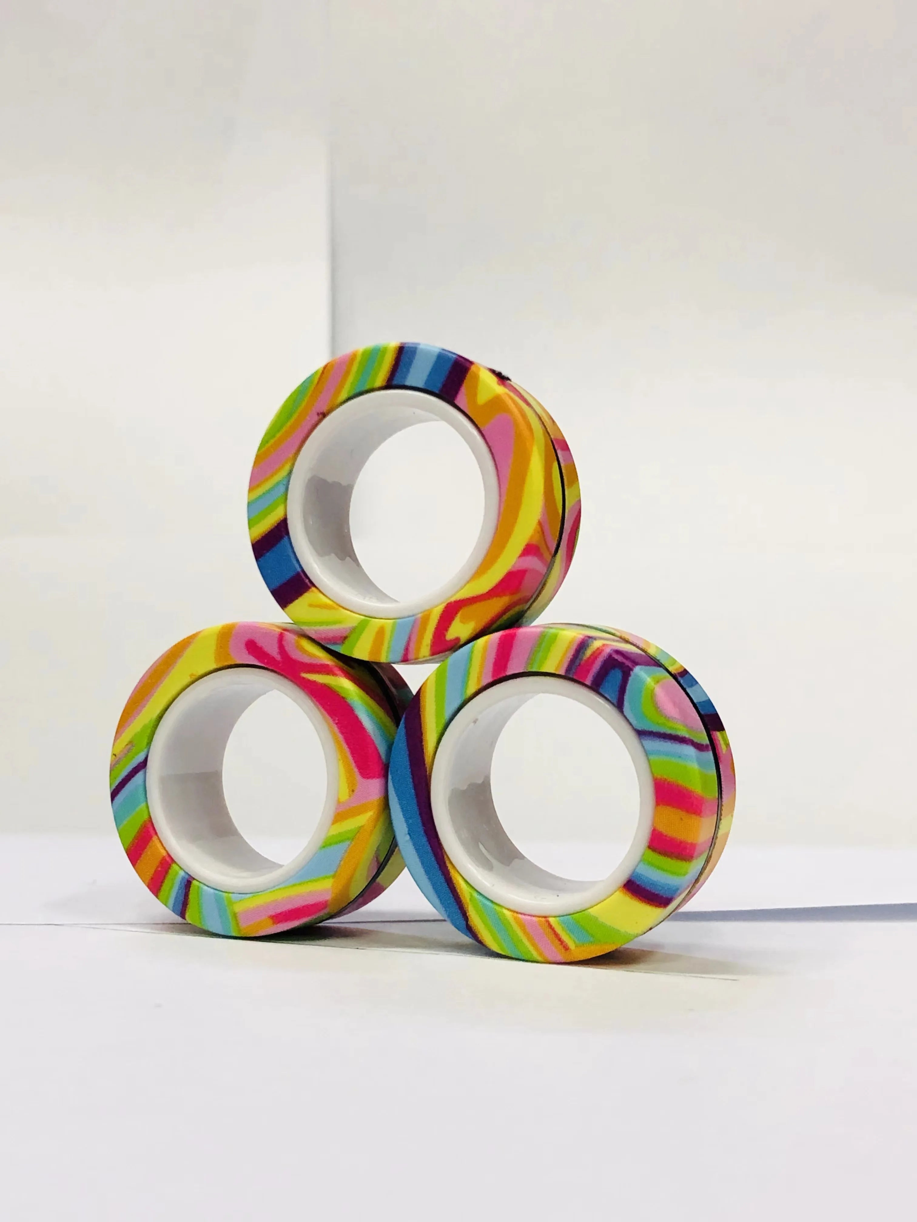Anneaux magnétiques pour les doigts | Ensemble coloré de jouets fidget magnétiques pour enfants et adultes, anti-stress et soulagement de l’anxiété King of Toys