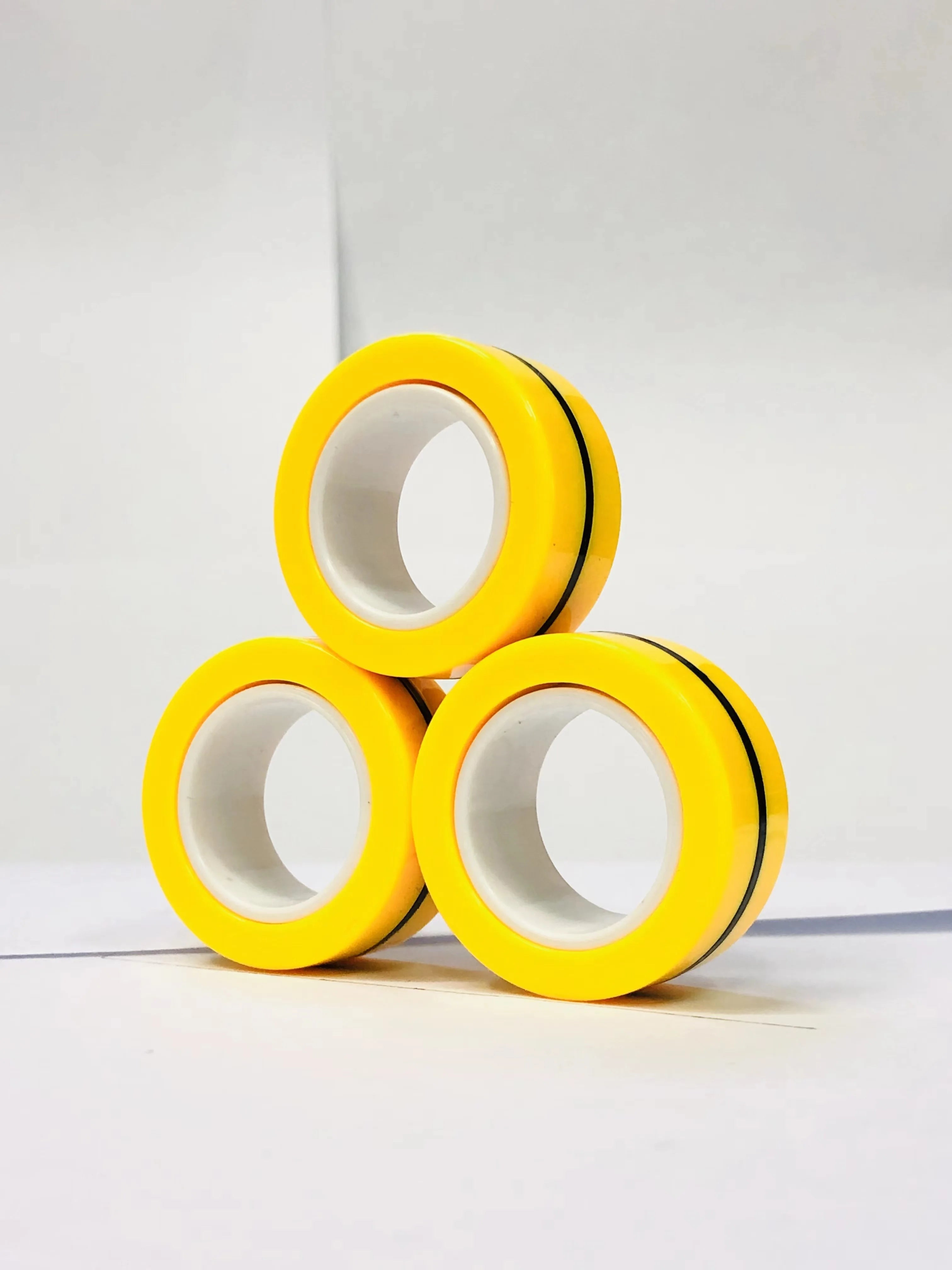 Anneaux magnétiques pour les doigts | Ensemble coloré de jouets fidget magnétiques pour enfants et adultes, anti-stress et soulagement de l’anxiété King of Toys