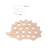 Planche à Fil Hérisson en Bois Montessori | Jouet Éducatif Développement Motricité Fine, Activité à Enfiler avec Perles et Boutons pour Enfants 3+ King of Toys