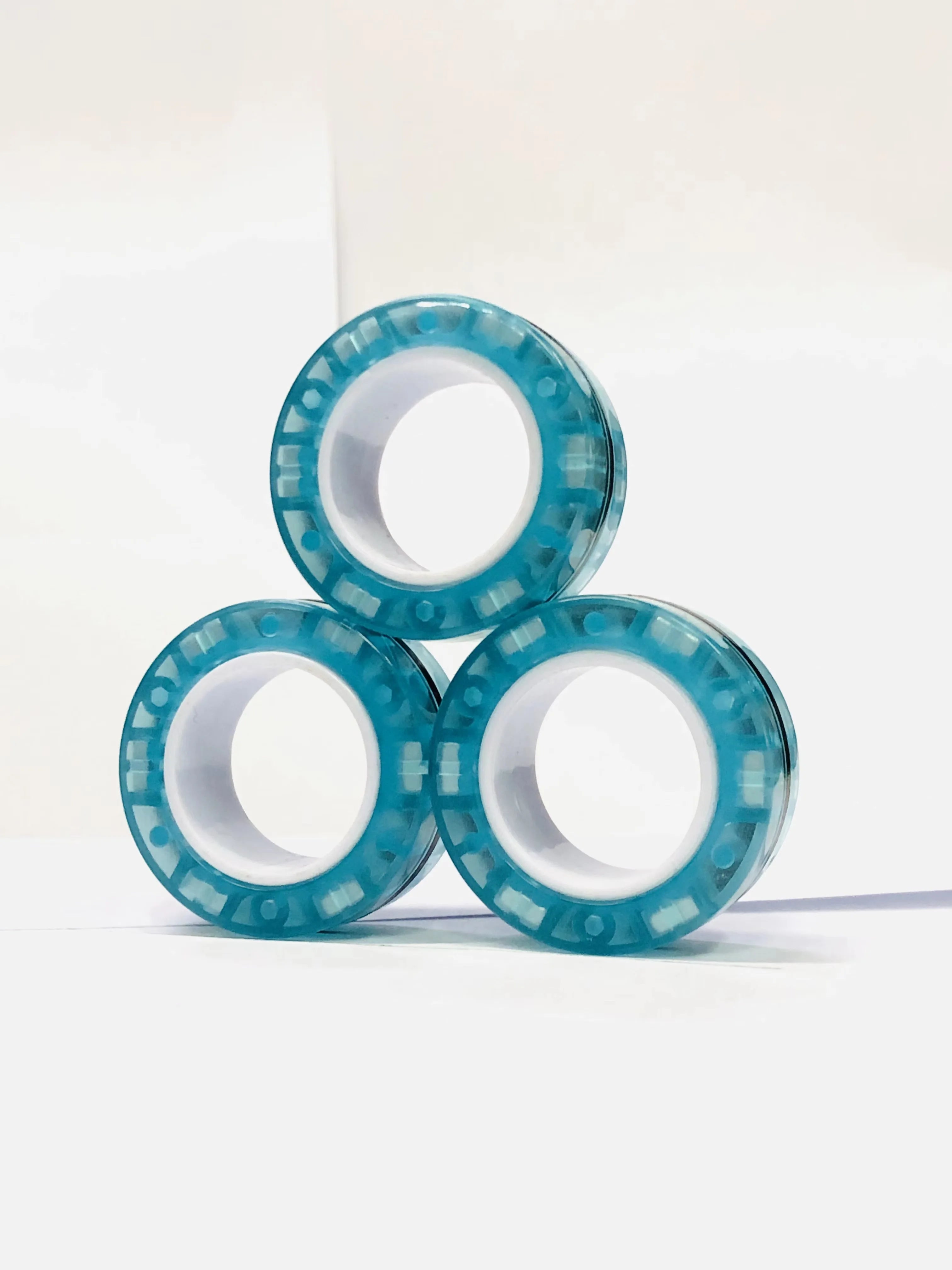 Anneaux magnétiques pour les doigts | Ensemble coloré de jouets fidget magnétiques pour enfants et adultes, anti-stress et soulagement de l’anxiété King of Toys