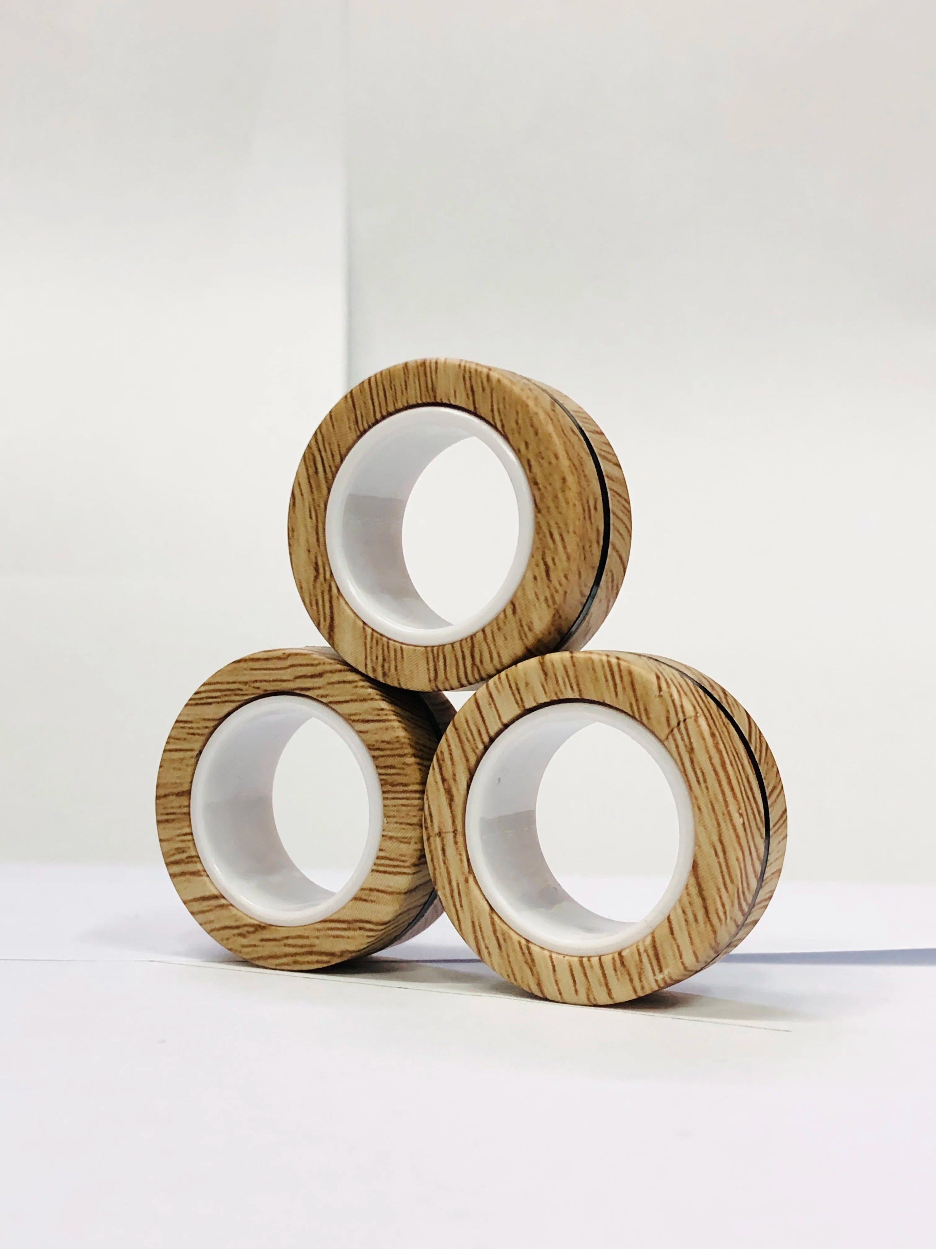Anneaux magnétiques pour les doigts | Ensemble coloré de jouets fidget magnétiques pour enfants et adultes, anti-stress et soulagement de l’anxiété King of Toys