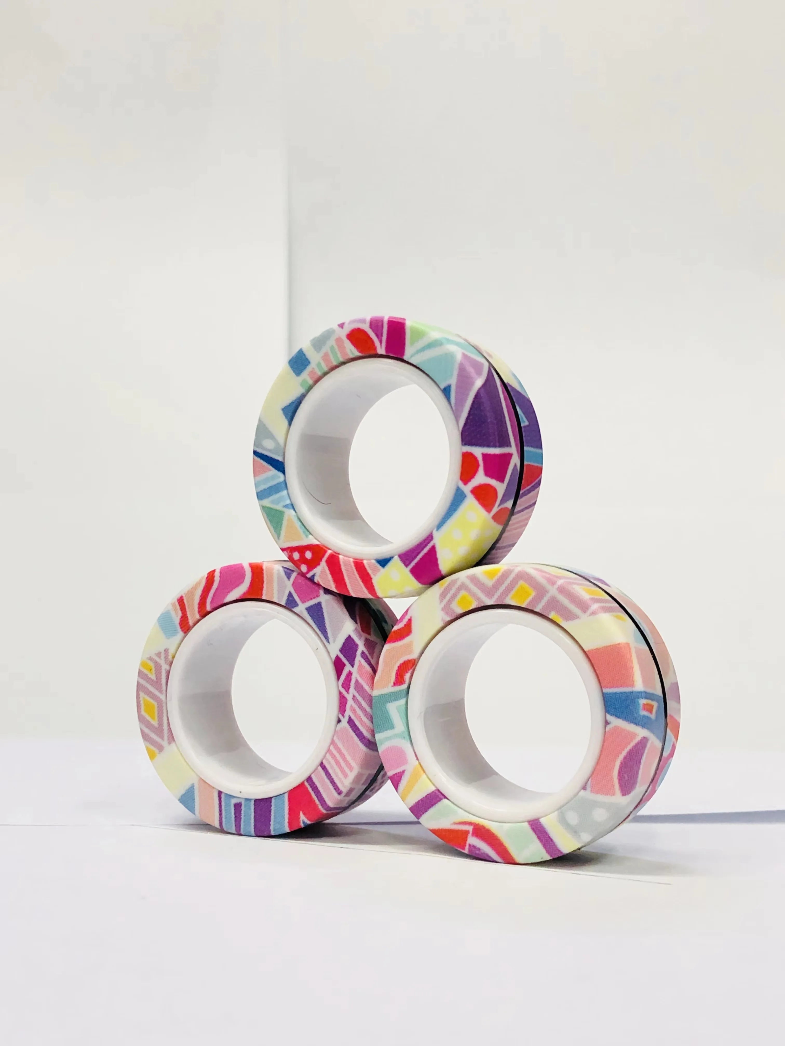 Anneaux magnétiques pour les doigts | Ensemble coloré de jouets fidget magnétiques pour enfants et adultes, anti-stress et soulagement de l’anxiété King of Toys