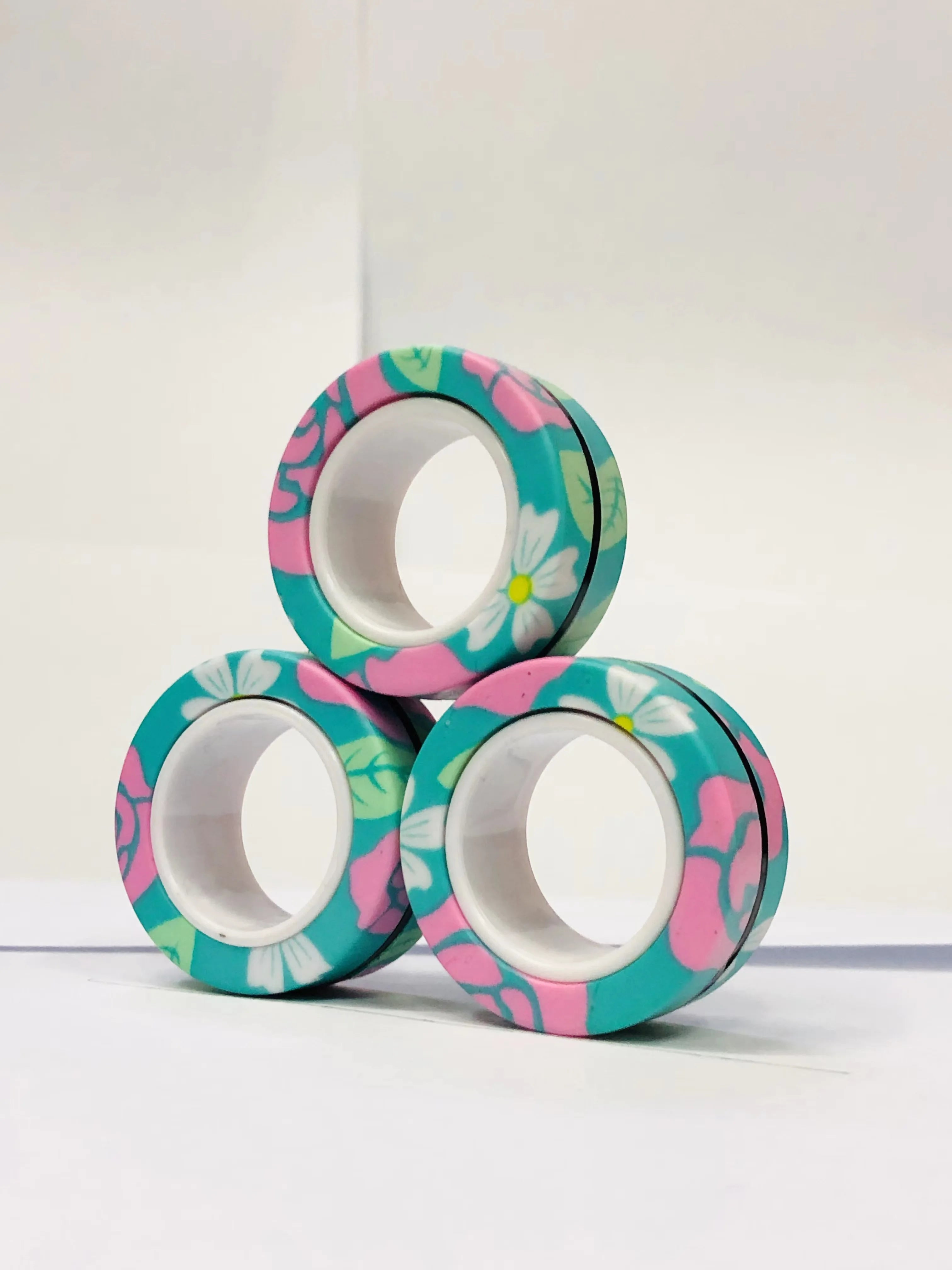 Anneaux magnétiques pour les doigts | Ensemble coloré de jouets fidget magnétiques pour enfants et adultes, anti-stress et soulagement de l’anxiété King of Toys