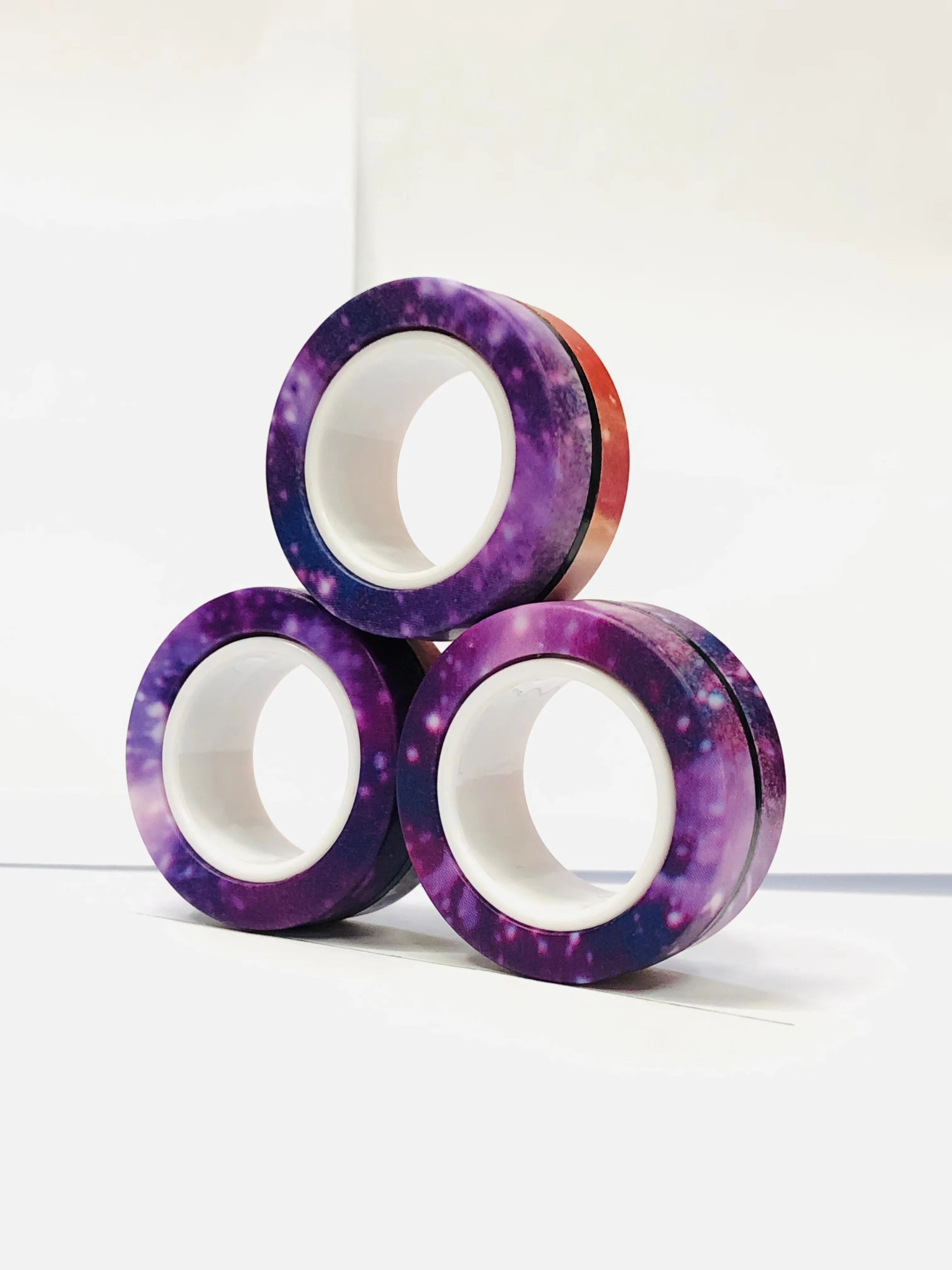 Anneaux magnétiques pour les doigts | Ensemble coloré de jouets fidget magnétiques pour enfants et adultes, anti-stress et soulagement de l’anxiété King of Toys