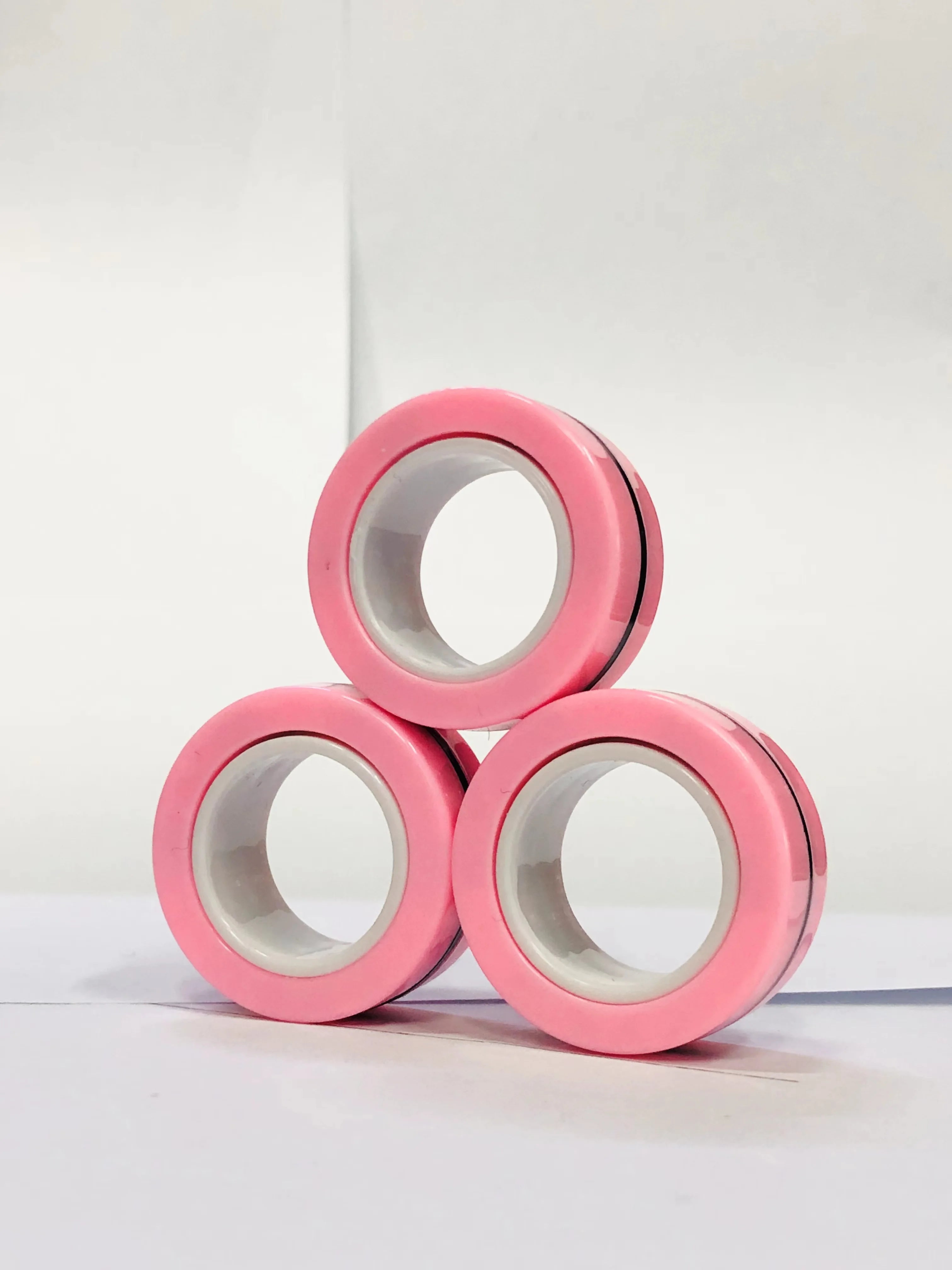 Anneaux magnétiques pour les doigts | Ensemble coloré de jouets fidget magnétiques pour enfants et adultes, anti-stress et soulagement de l’anxiété King of Toys