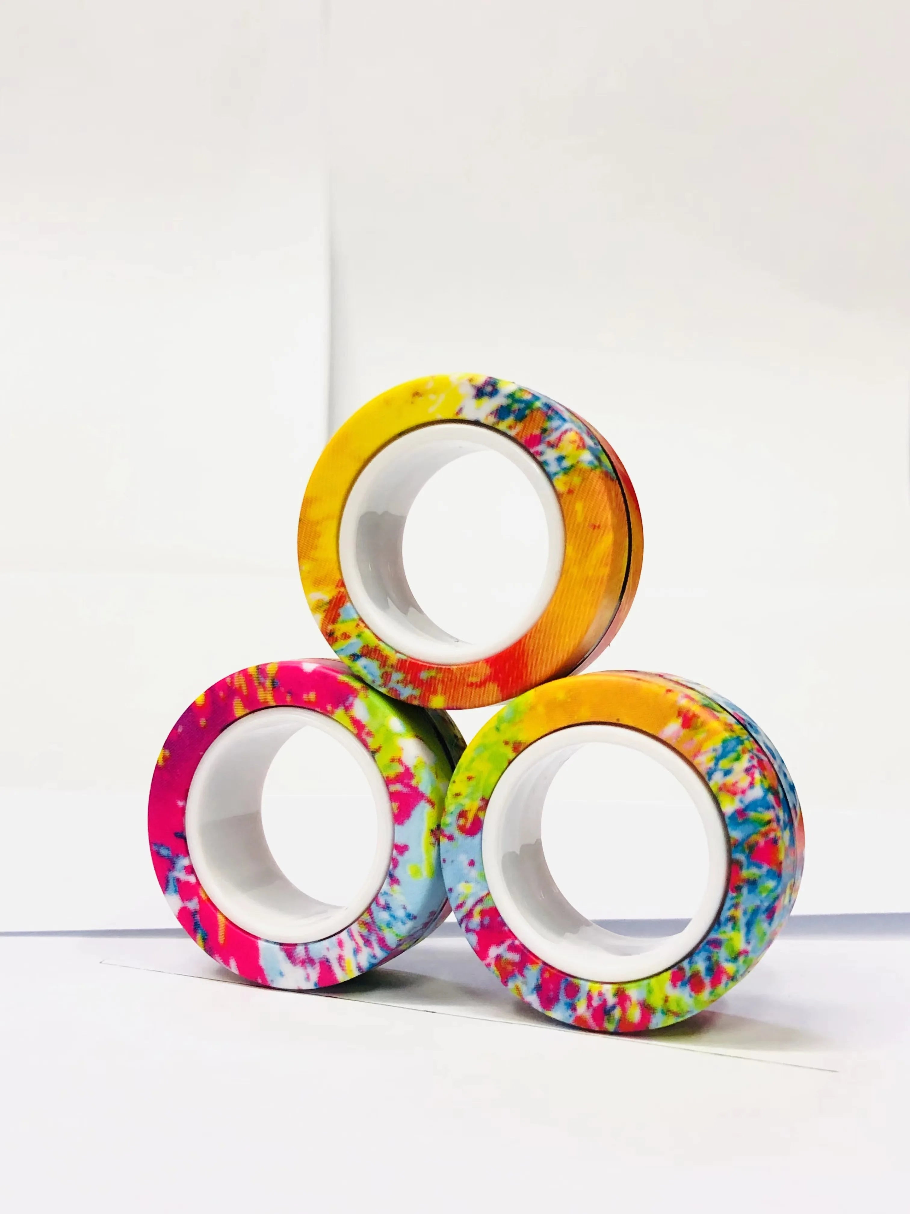 Anneaux magnétiques pour les doigts | Ensemble coloré de jouets fidget magnétiques pour enfants et adultes, anti-stress et soulagement de l’anxiété King of Toys