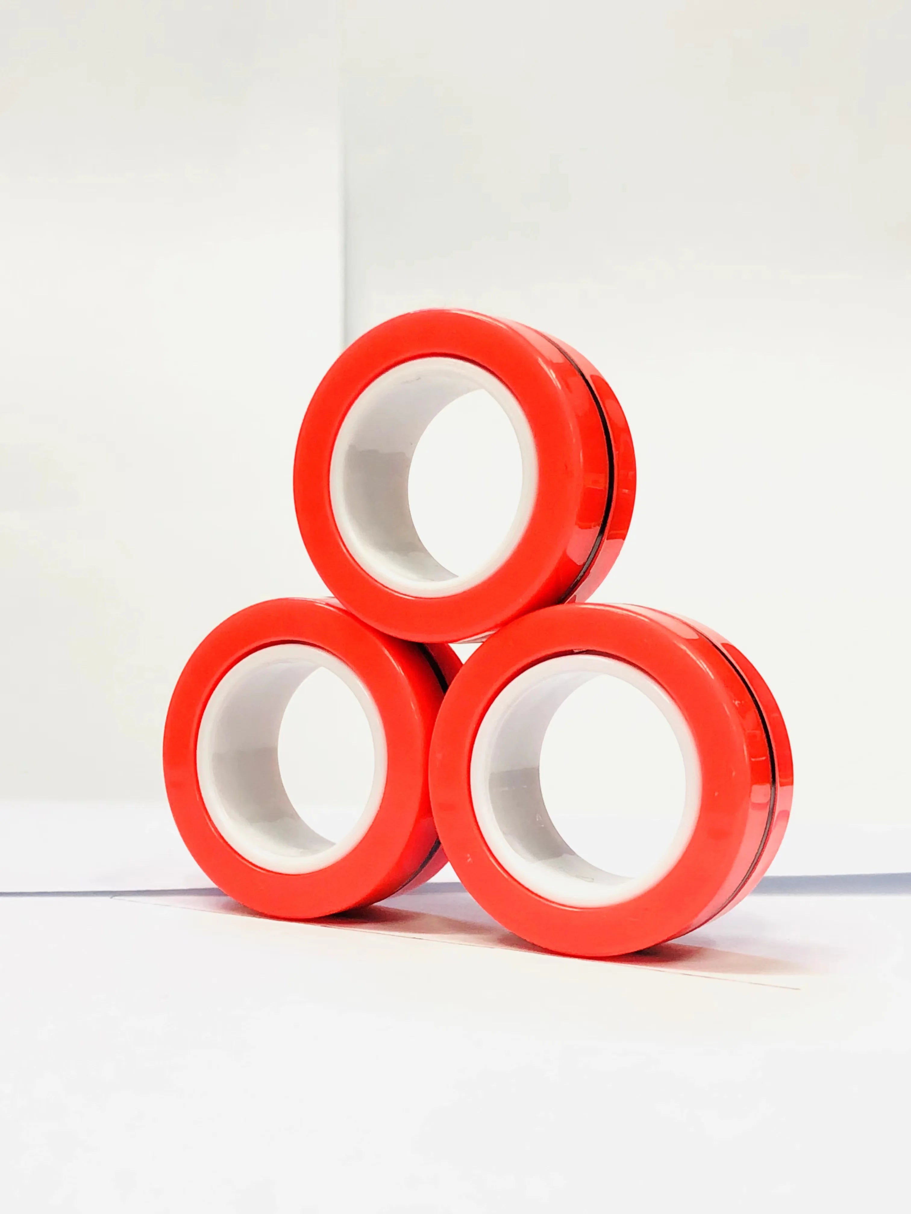 Anneaux magnétiques pour les doigts | Ensemble coloré de jouets fidget magnétiques pour enfants et adultes, anti-stress et soulagement de l’anxiété King of Toys