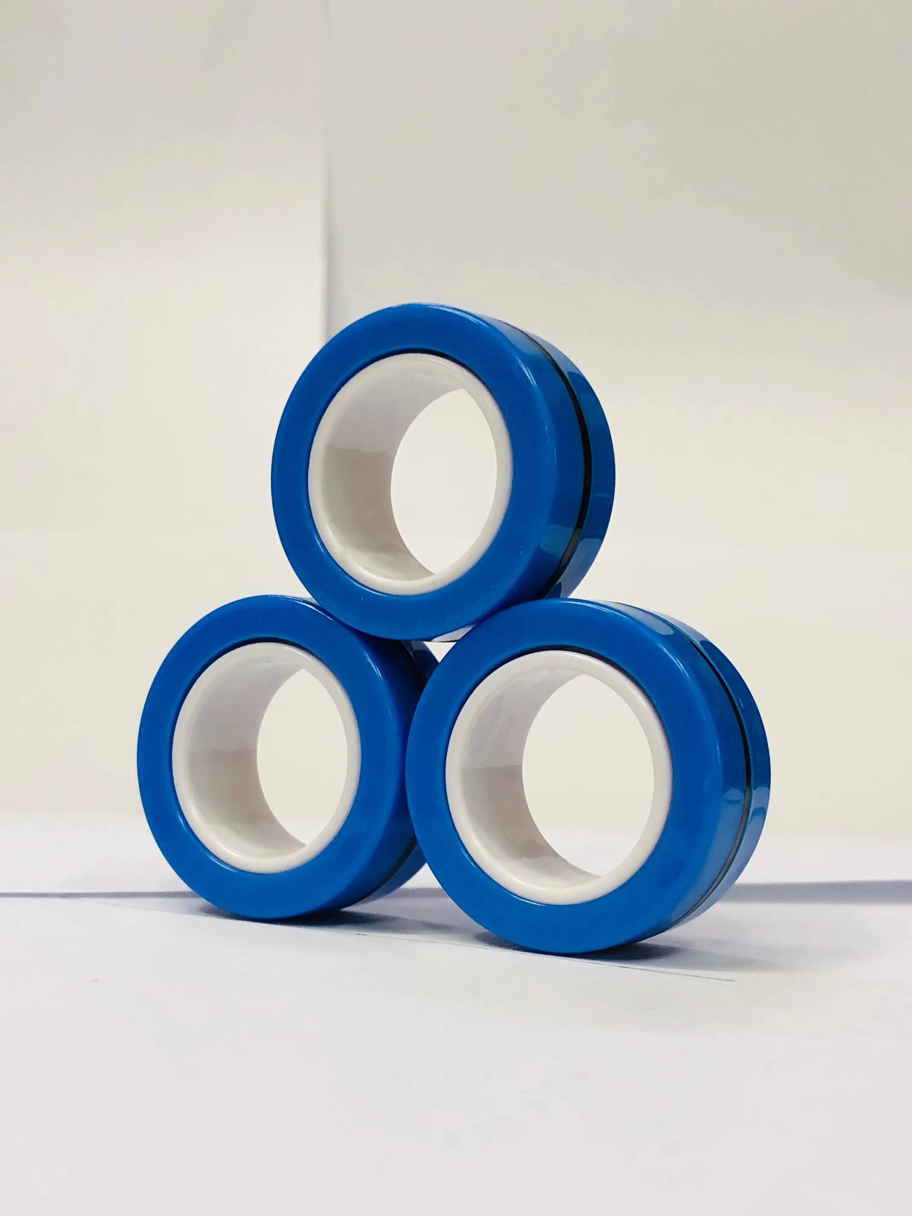Anneaux magnétiques pour les doigts | Ensemble coloré de jouets fidget magnétiques pour enfants et adultes, anti-stress et soulagement de l’anxiété King of Toys