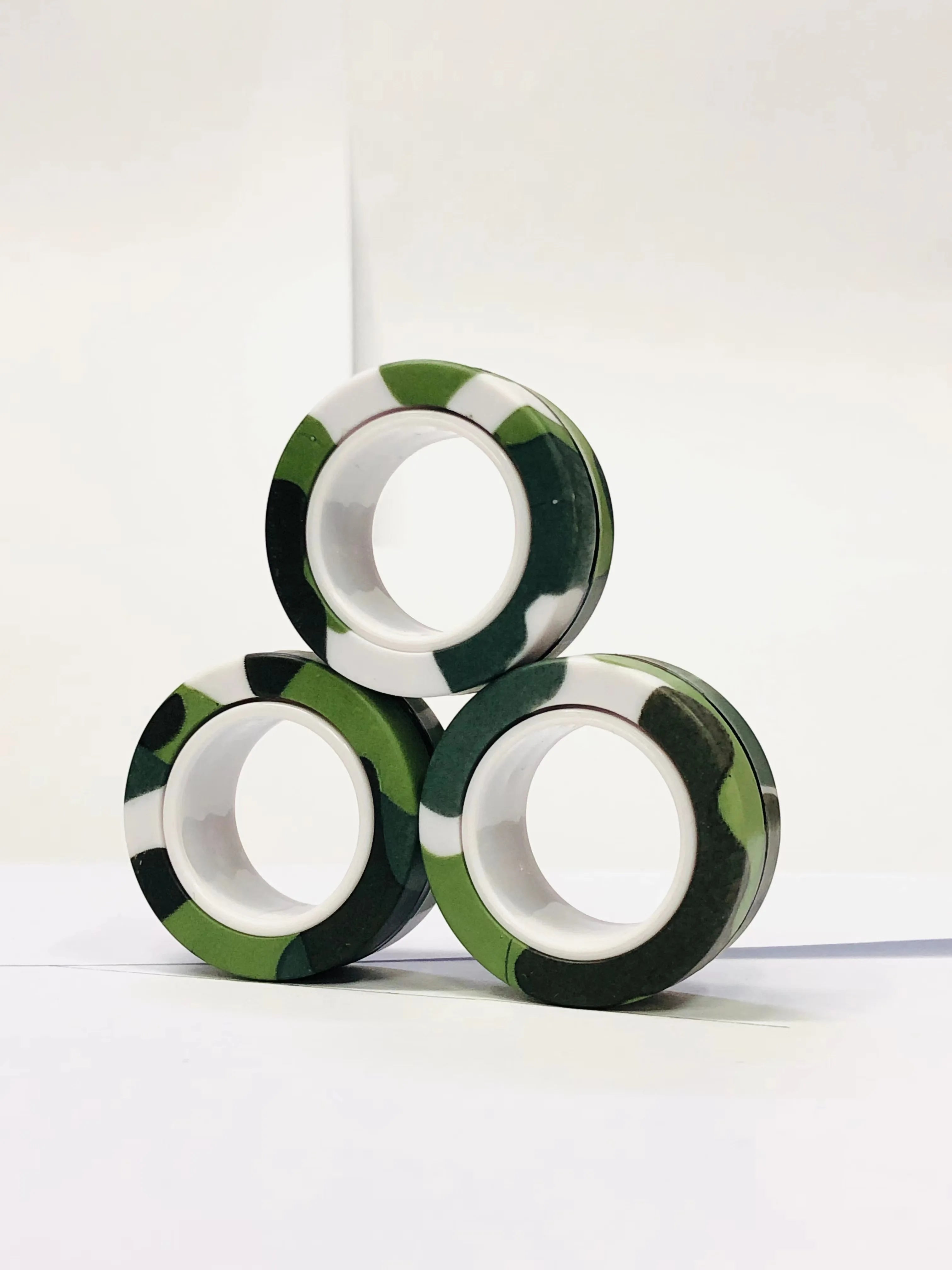 Anneaux magnétiques pour les doigts | Ensemble coloré de jouets fidget magnétiques pour enfants et adultes, anti-stress et soulagement de l’anxiété King of Toys