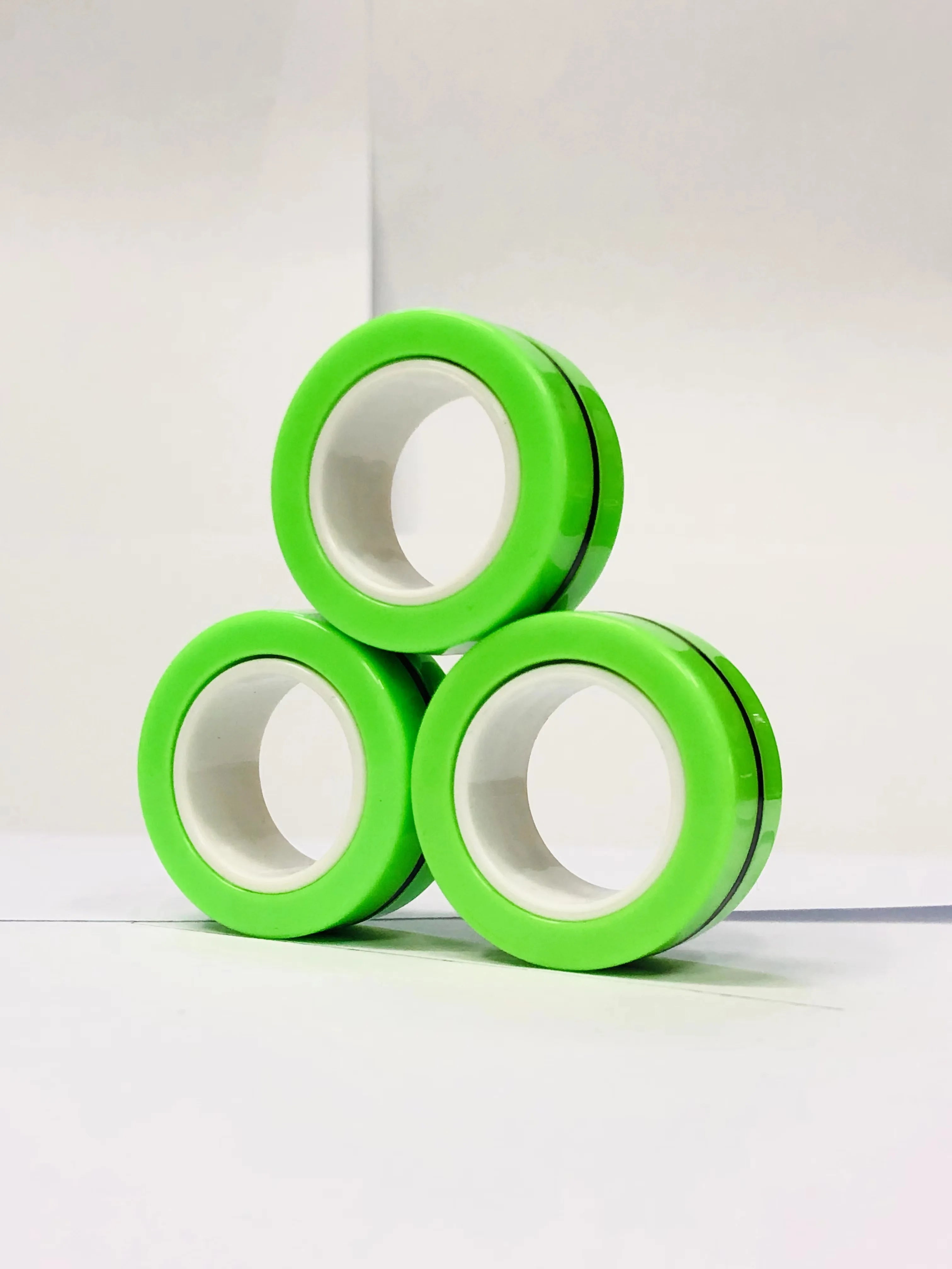 Anneaux magnétiques pour les doigts | Ensemble coloré de jouets fidget magnétiques pour enfants et adultes, anti-stress et soulagement de l’anxiété King of Toys