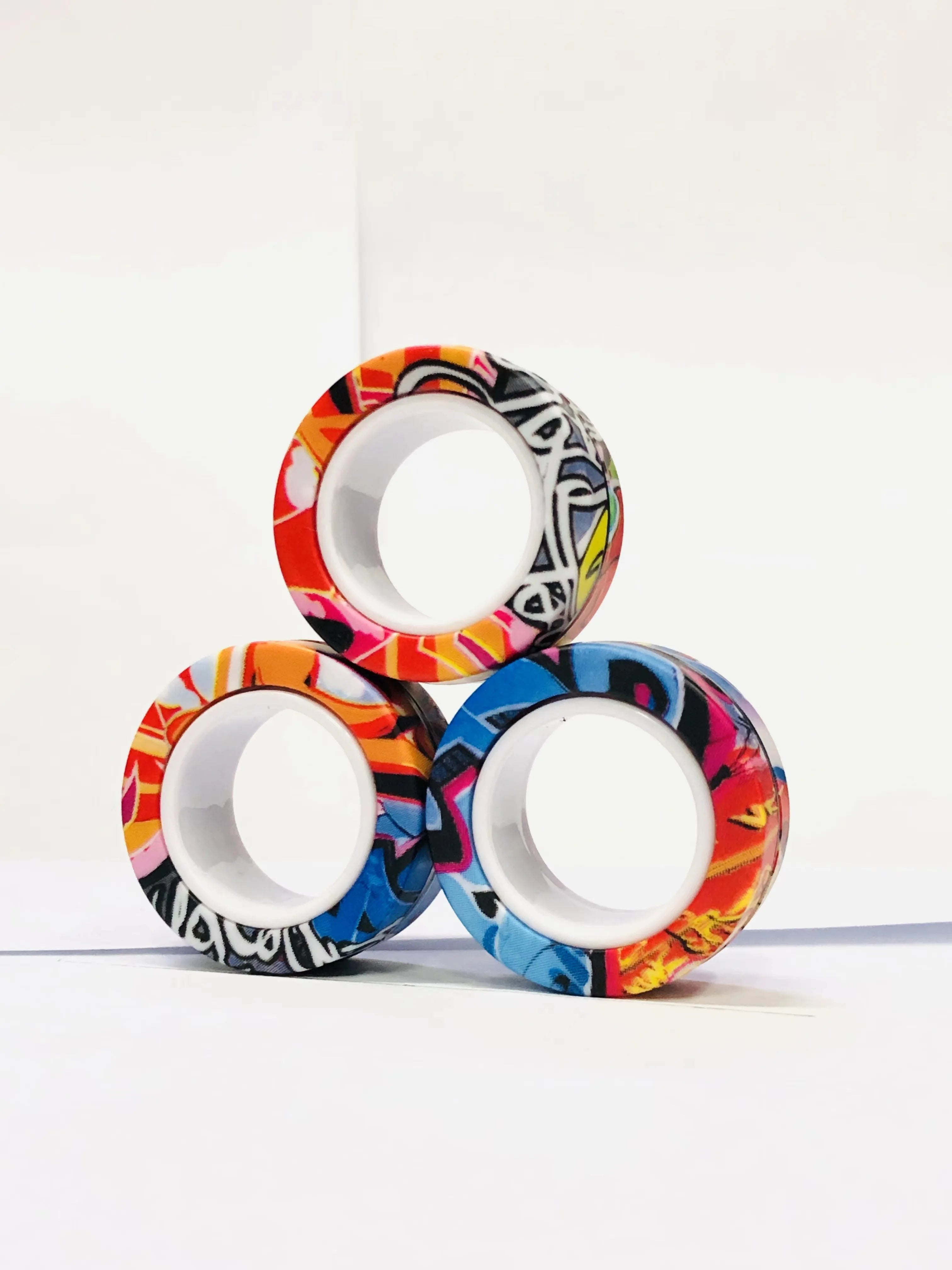 Anneaux magnétiques pour les doigts | Ensemble coloré de jouets fidget magnétiques pour enfants et adultes, anti-stress et soulagement de l’anxiété King of Toys
