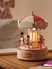 Carrousel de Noël avec Enceinte Bluetooth | Boîte à Musique en Bois à Manivelle Rotative avec Sapin de Noël, Décoration de Table King of Toys